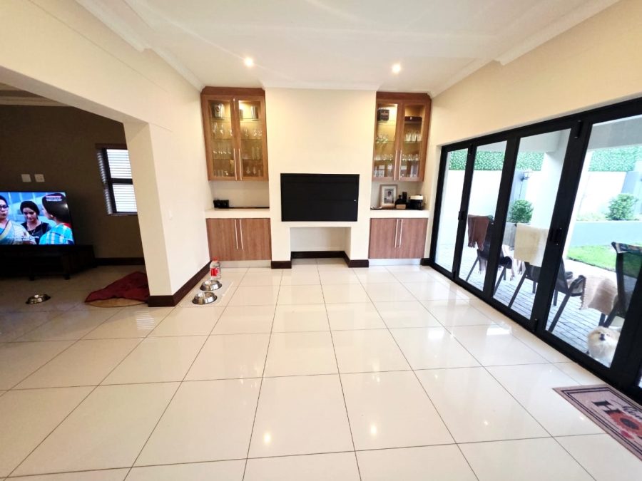 6 Bedroom Property for Sale in Sandown Western Cape
